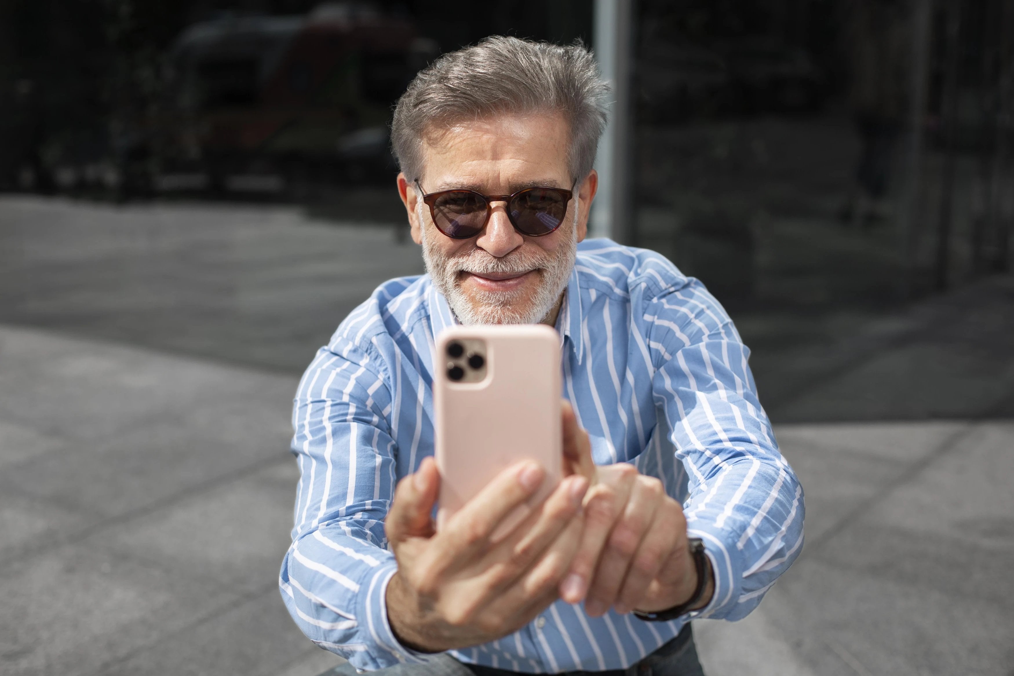 Cliente escolhendo um smartphone